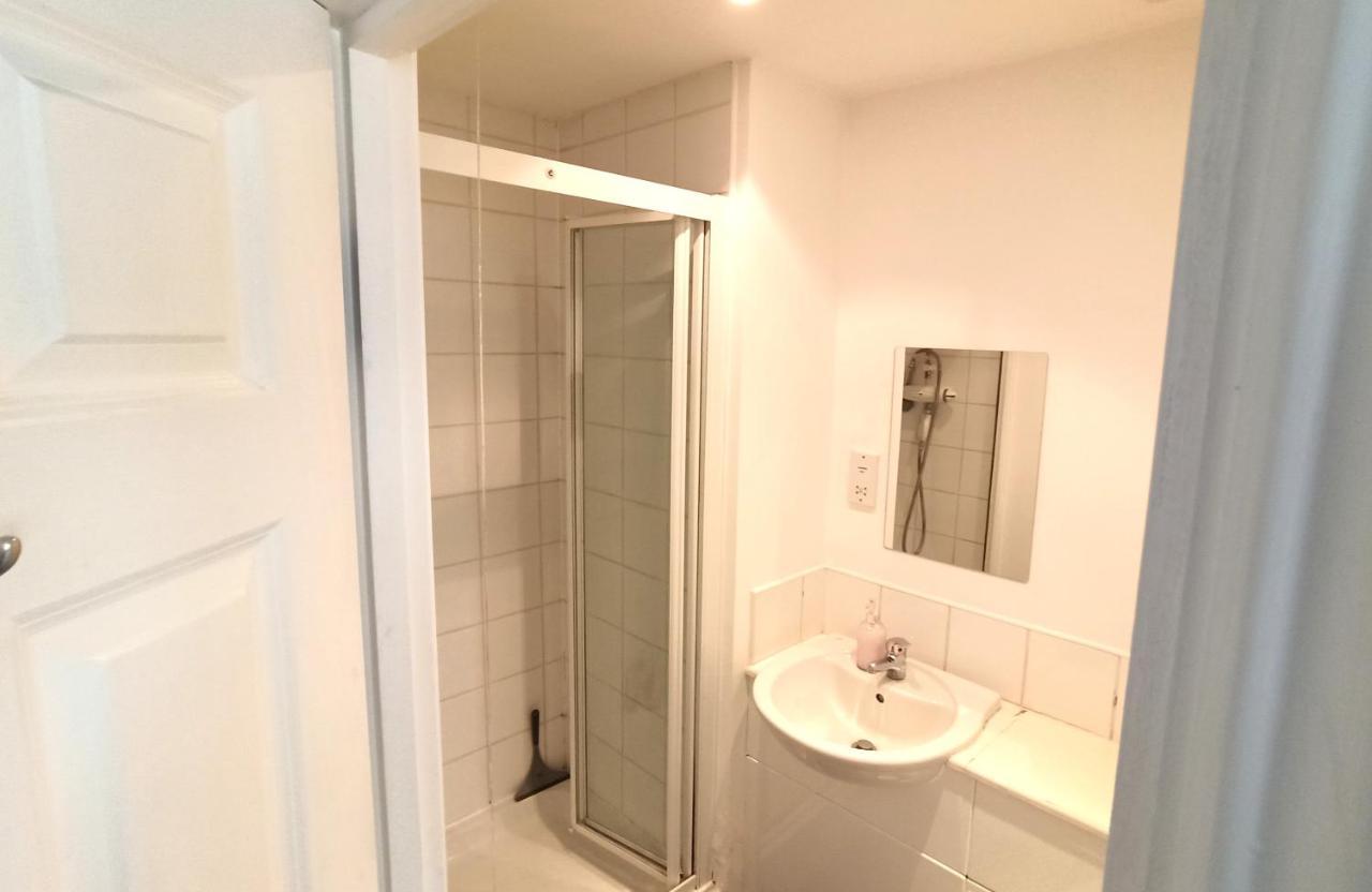 Bright, Chilled Ensuite Db Room In A Shared Flat! Лондон Екстериор снимка